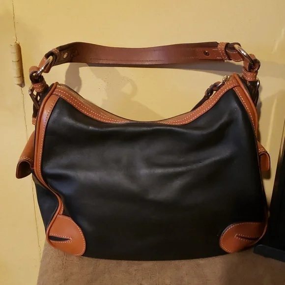 Dooney & Bourke black hobo shoulder bag.. EXCELLENT! - Picture 4 of 16